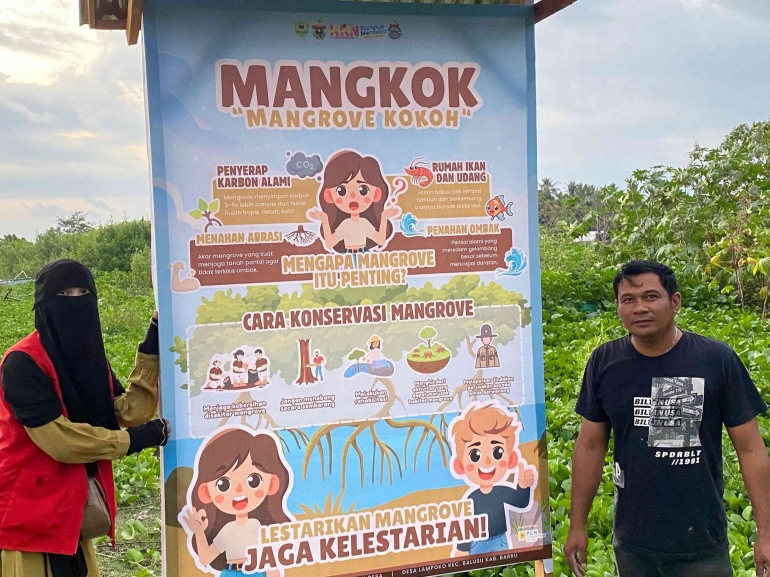Mahasiswa KKN Unhas Pasang Papan Edukasi Konservasi Mangrove di Pantai Bawasalo Barru